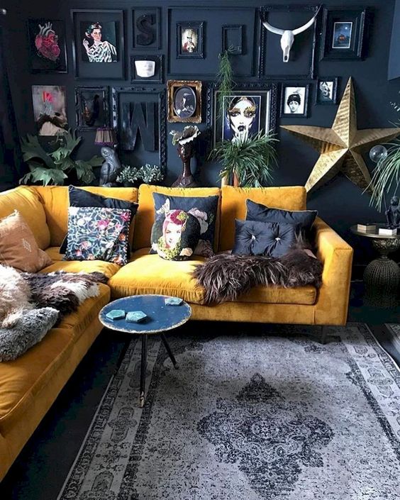 Black Living Room: Stylish Festive Decor
