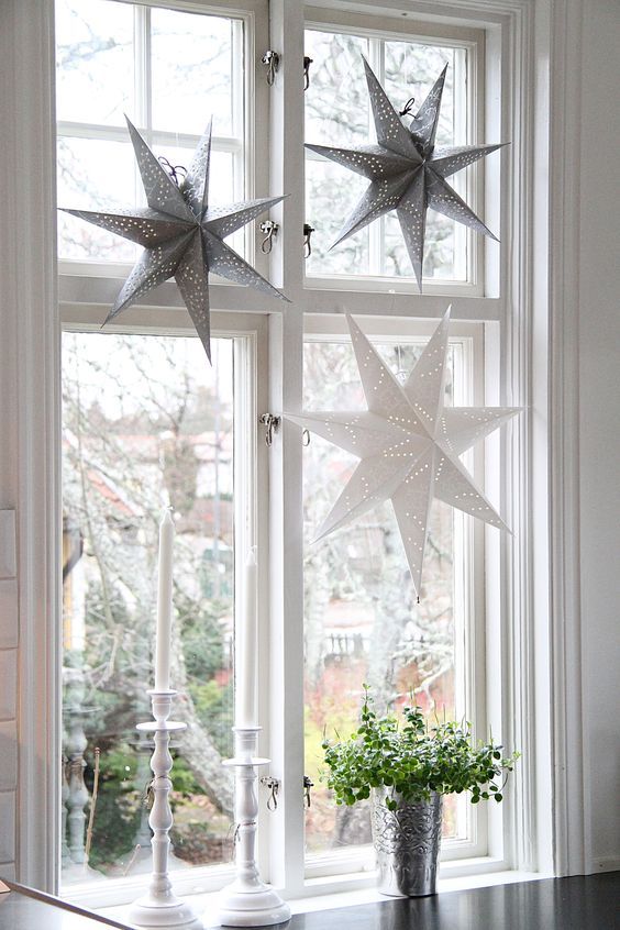 Christmas Living Room Ideas: Chic Minimalist Decor