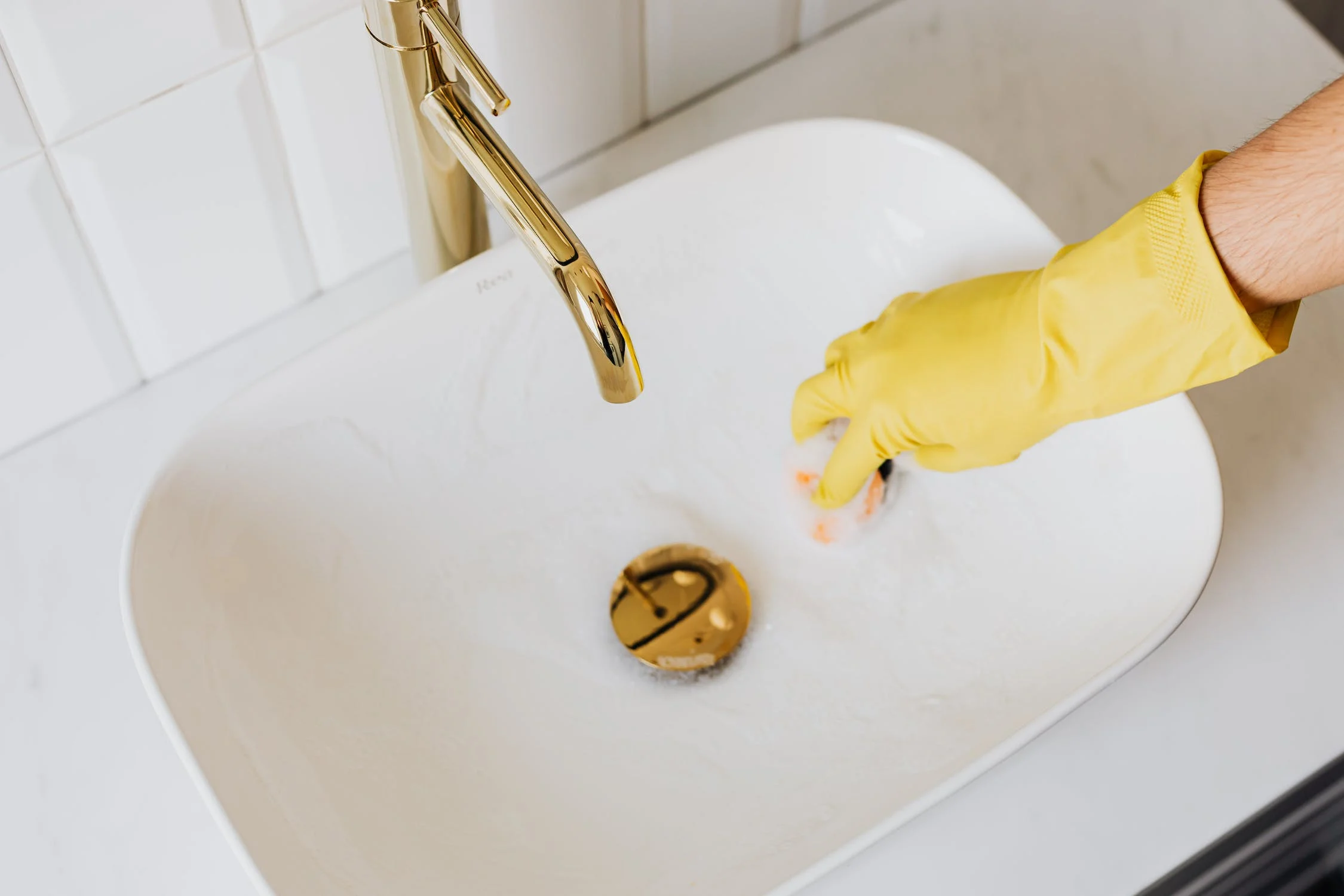 Tips To Clean Smelly Drains 1