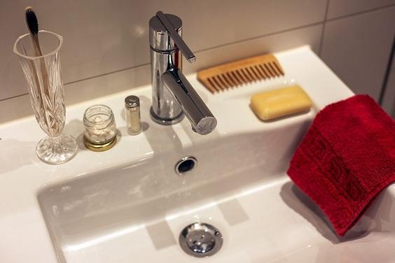 How to Clean Bathroom Sink