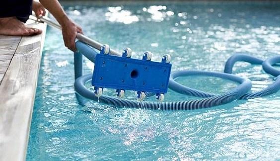 How to Vacuum Swimming Pools